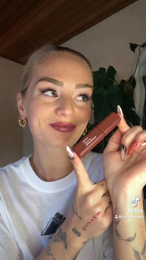Instagram post by @iris_de_waard for HEMA. Caption reads: [...] de lipsticks vind je in m’n story 🤍💄....