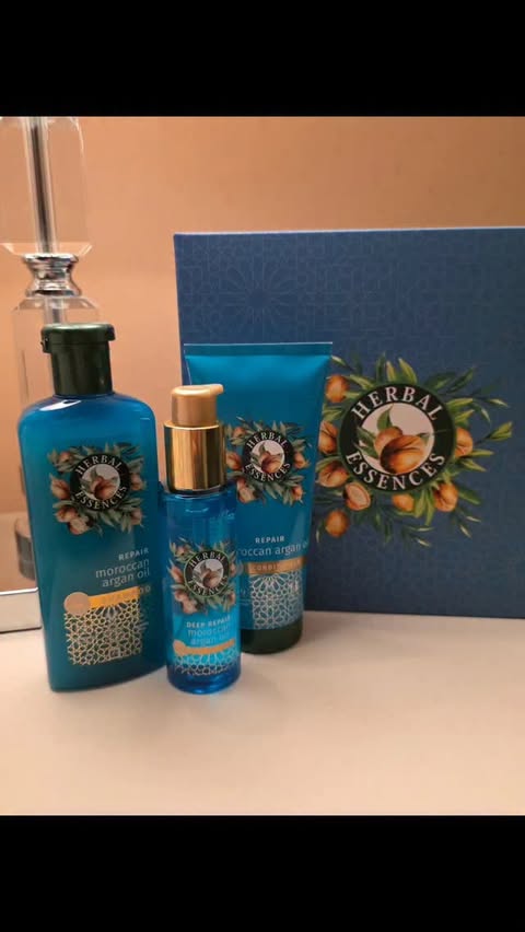 Instagram post by @tomi_nico24 for SuperSavvyMe. Caption reads: [...] #ArganOil #Hairoil @herbalessencesuk....