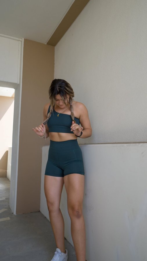 Instagram post by @shanlifts for Girlfriend Collective. Caption reads: [...] GFC25SHANNON54U3B32X
#ad....