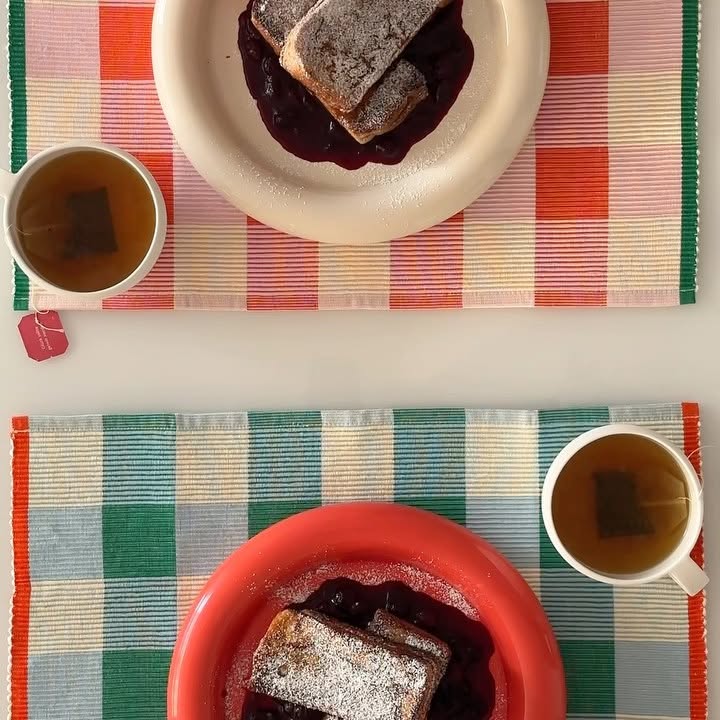 Instagram post by @homewithnabila for Tarta Gelatina. Caption reads: [...] 🥞🍳🍽️ Anzeige | Ad Placemats by....