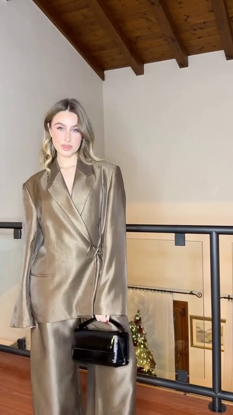 Instagram post by @aliceleporee for Pull&Bear. Caption reads: 1/7 Holiday outfit ♥️

Completo @pullandbear....