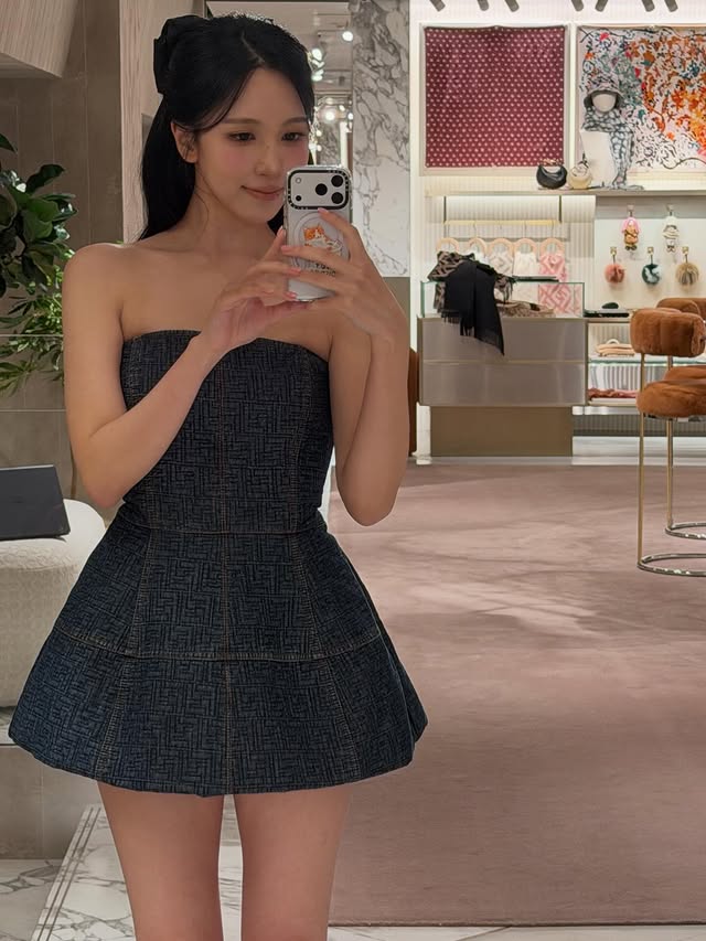 Instagram post by @mina_sr_my for Fendi. Caption reads: FENDI💛✨

@fendi
#FENDI
#japan.