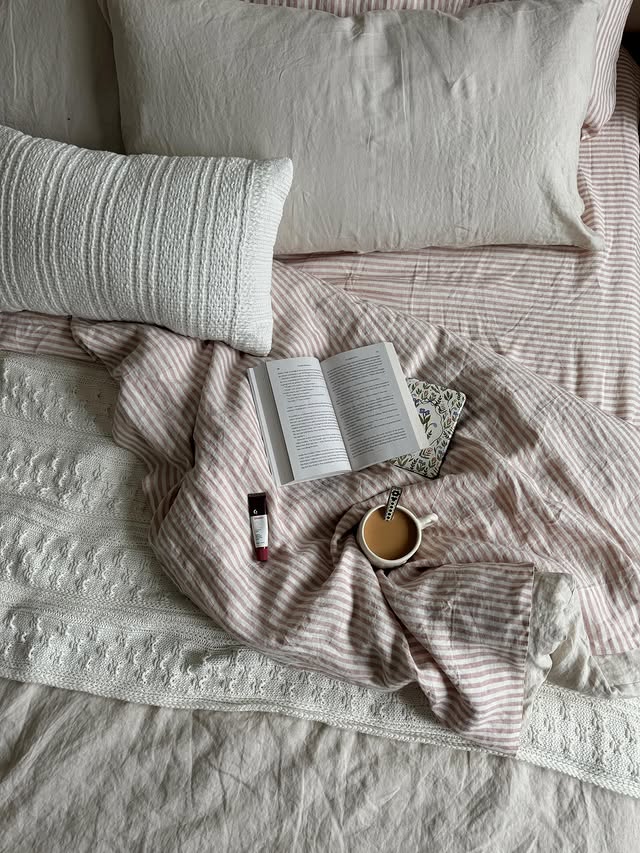 Instagram post by @jennasbooksss for Quince. Caption reads: [...] loving my new bedding from @onequince so....