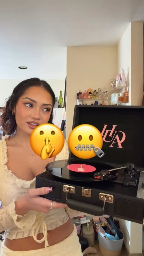 Instagram post by @avani for Huda Beauty. Caption reads: SEE YA TONIGHT!!! 💋💋
#hudabeauty #makeup.