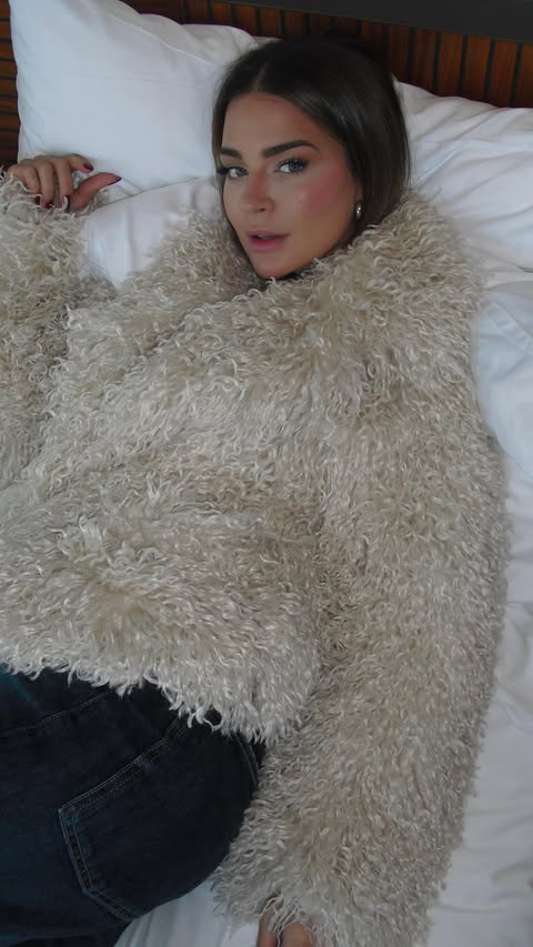 Instagram post by @lauraescanes for Zalando. Caption reads: publi. el abrigo mas suave del mundoooooo 🤎🧸....