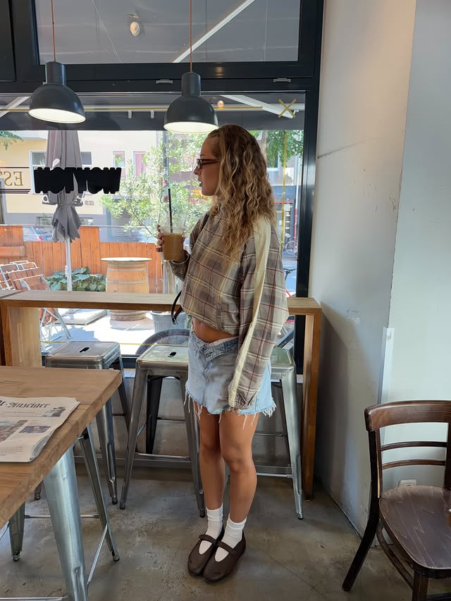 Instagram post by @emmasophxee for Zalando. Caption reads: [...] with my new @puma.de shoes from @zalando 🩰✨....
