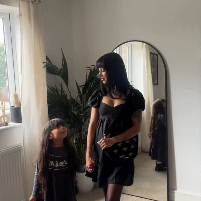 Instagram post by @_josephineelaine for Elizabeth Scarlett. Caption reads: [...] ft my ultimate mum essential - the....