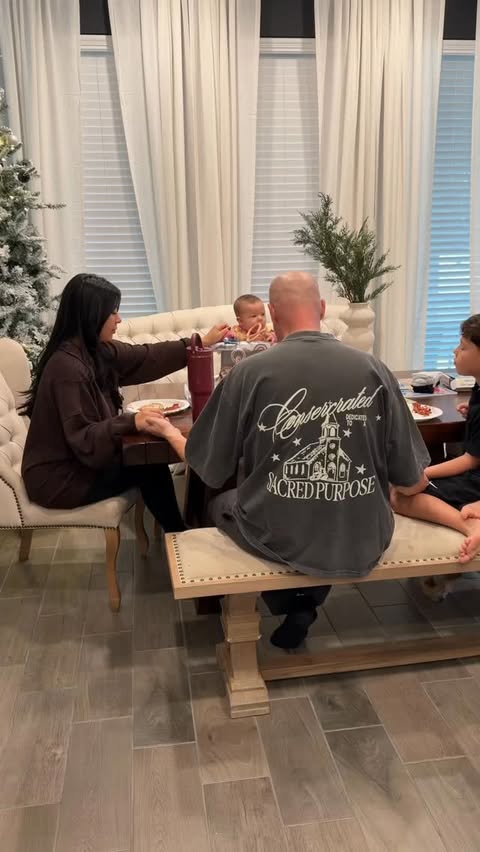 Instagram post by @lincolnsmamaaa for Aerie. Caption reads: $200 uber?!😆 thank goodness for my chauffeur or....