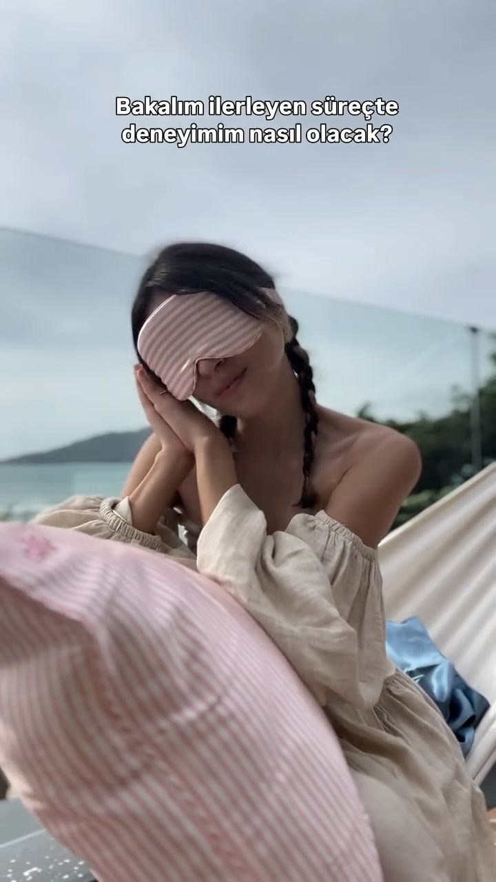 Instagram post by @yura_kaori for Slip Silk Pillowcase. Caption reads: Saçlarımı belime kadar uzatmaya karar verdikten....