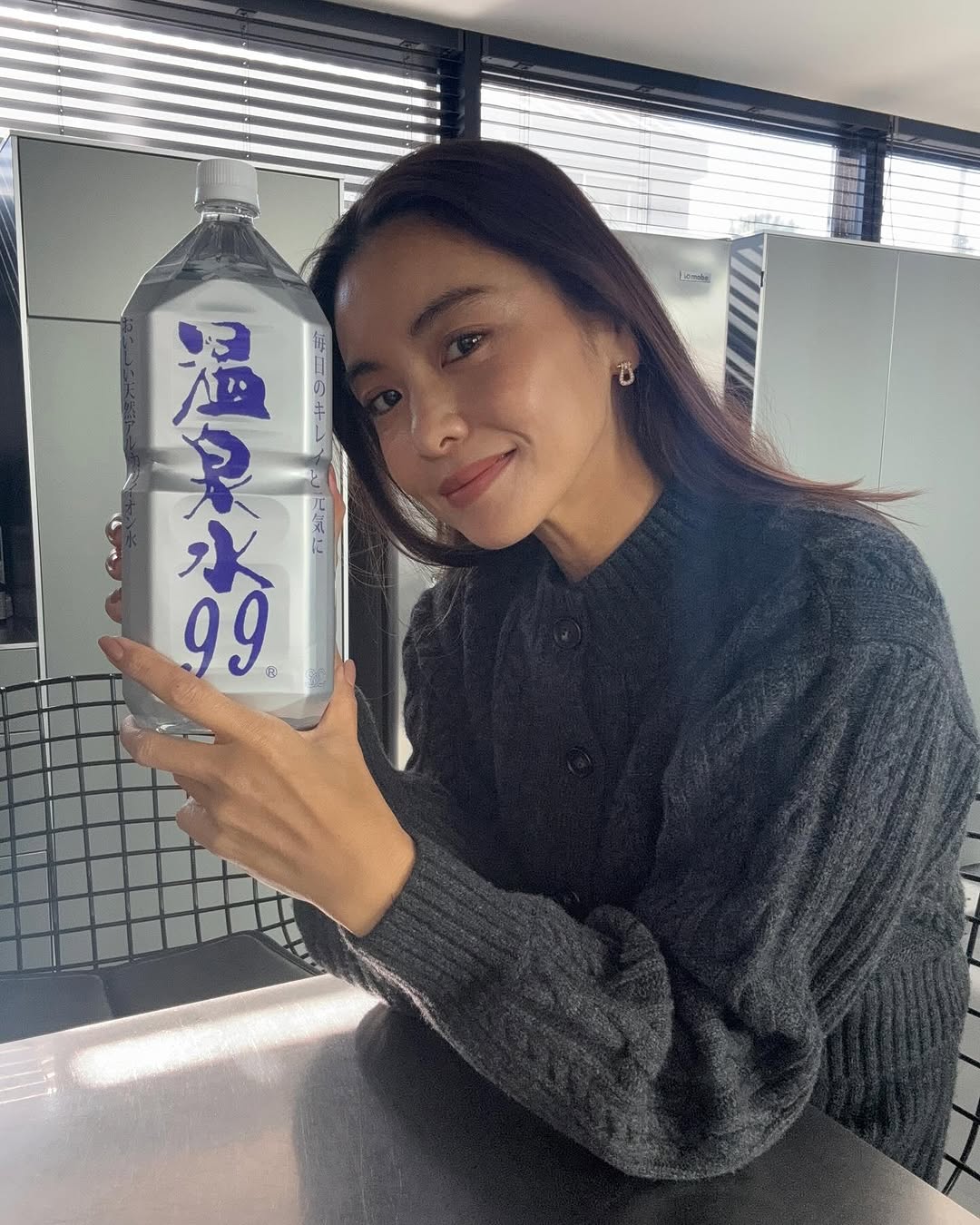 Instagram post by @makikotakizawa for 温泉水99 ミネラルウォーター. Caption reads: お料理やお茶やご飯や色々なものに使っている「温泉水99」はいつもたくさんストックしてます🫶🏻
p....
