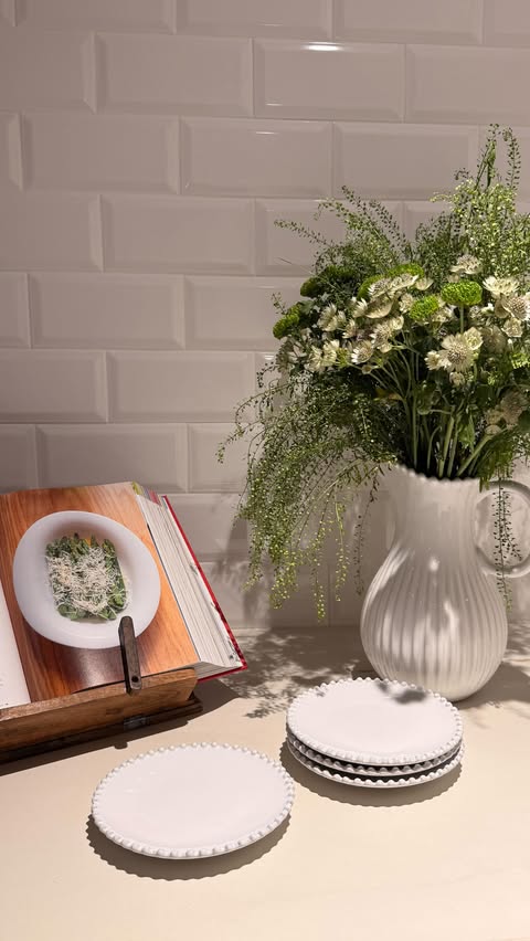 Instagram post by @itsnicoless for FabFitFun. Caption reads: [...] @costanovatableware plates will be in....