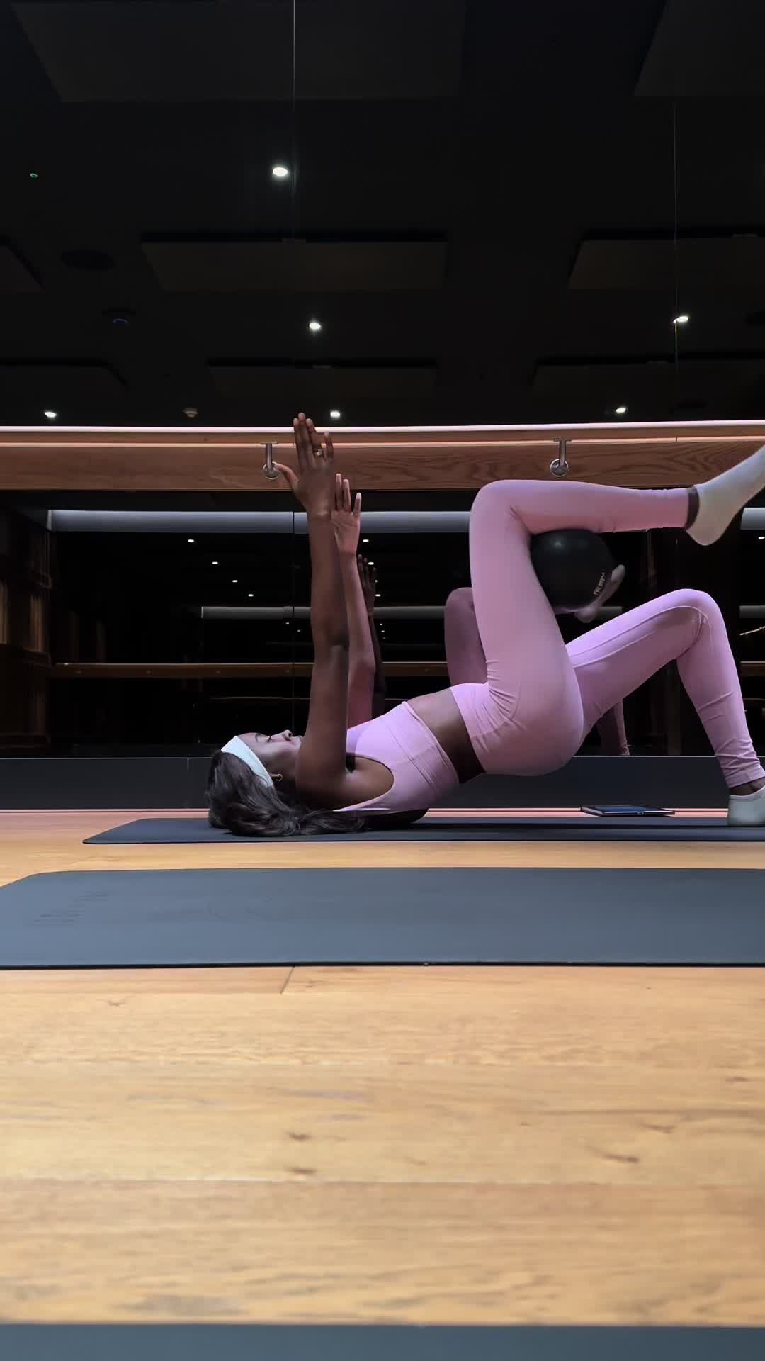 TikTok post by @bellehenriques for Novomins. Caption reads: [...] track and sculpted all 2026 💞🤞🏾🎧....