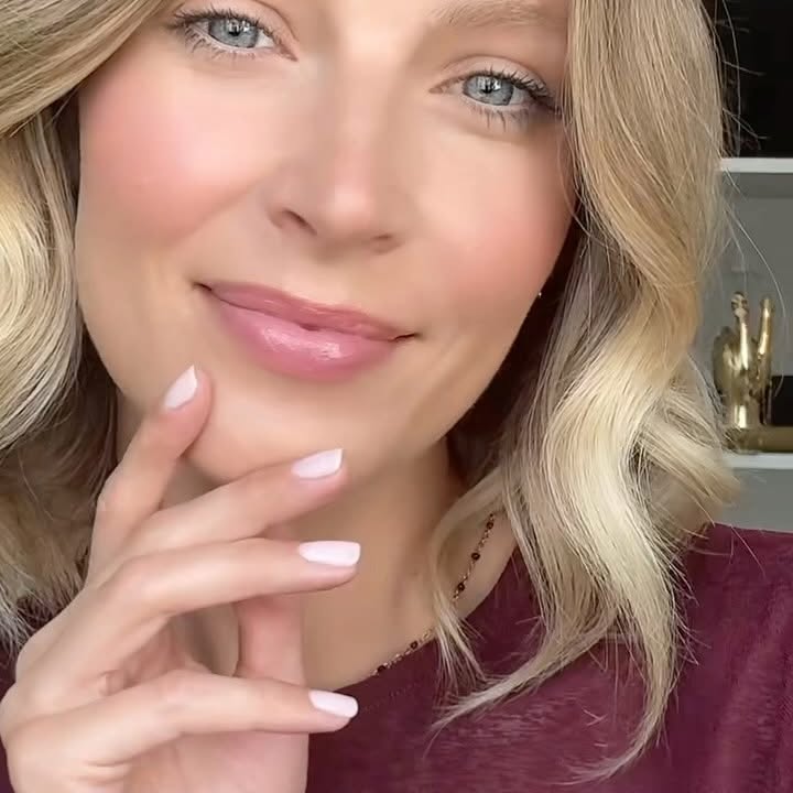 Instagram post by @makeupbykaca_ for Sally Hansen. Caption reads: Czy Wam też nic się nie trzyma na paznokciach....