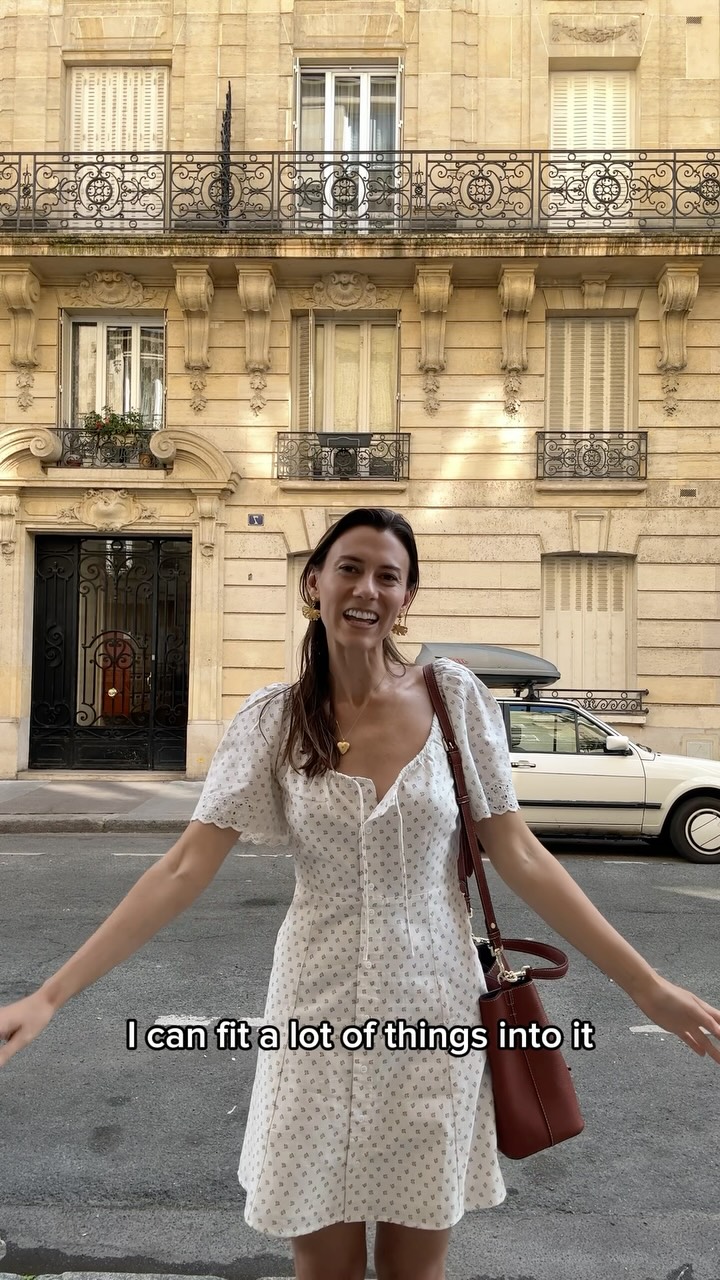 Instagram post by @gaby_hafner for Le Tanneur. Caption reads: [...] feeling dress 💕✨

dress @sezane 
bag....