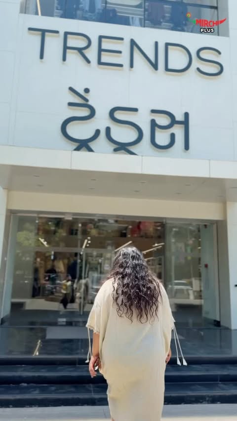 Instagram post by @rjkavyaaa for Reliance Trends. Caption reads: Vacation shopping but make it trendy ✨🌴 Finding....