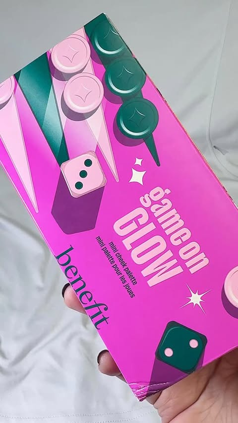 Instagram post by @makeupkpoper for Benefit Cosmetics. Caption reads: 🎀 𝑩𝒆𝒏𝒆𝒇𝒊𝒕 𝒈𝒂𝒎𝒆 𝒐𝒏 𝒈𝒍𝒐𝒘....