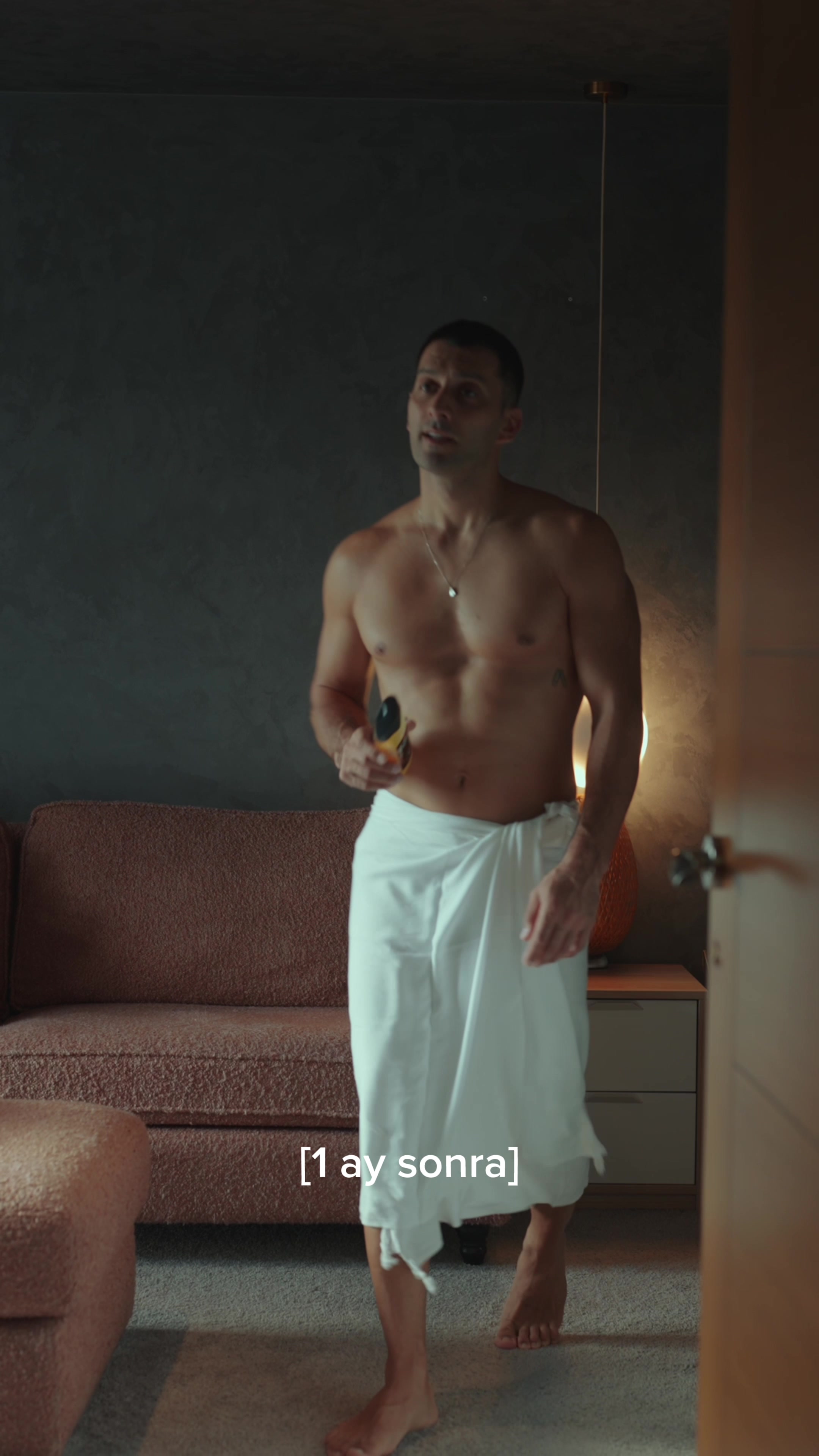 TikTok post by @caneryldrmm for AXE. Caption reads: Eski alışkanlıklar OUT, premium kokuları ile yeni....