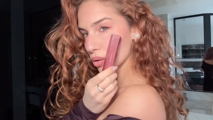 Instagram post by @carolina__marr for Fenty Beauty. Caption reads: ☆ ℱ𝒾𝓃𝒶𝓁 𝓉ℴ𝓊𝒸𝒽ℯ𝓈 ☆ with @fentybeauty....