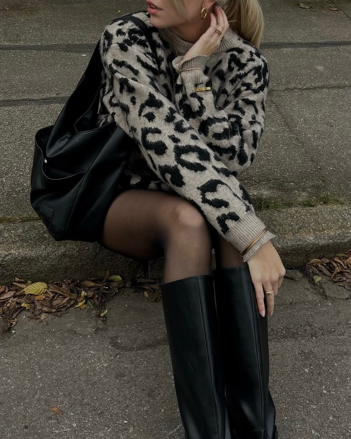 Instagram post by @summer.lele for PAUL VALENTINE. Caption reads: [...] print still a thing?
Jewelry is from....