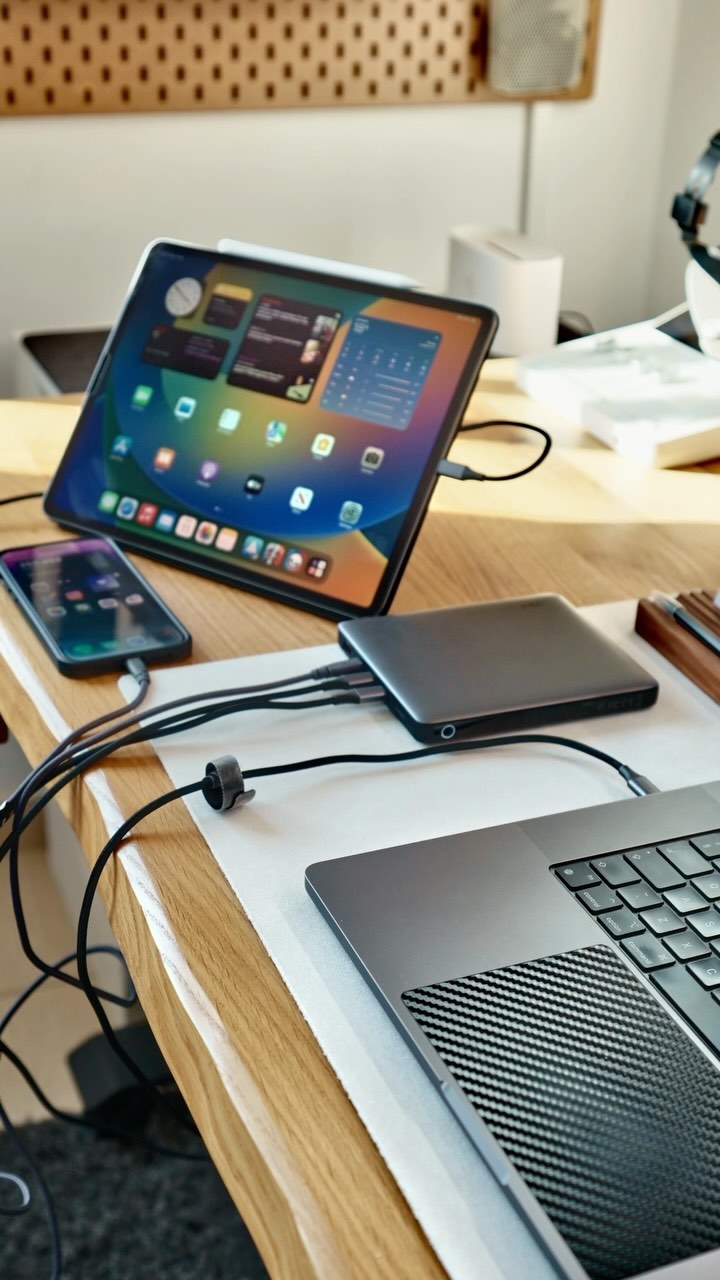 Instagram post by @peterpandev for Aukey. Caption reads: [...] your devices in one go 💪🏻

This is the....