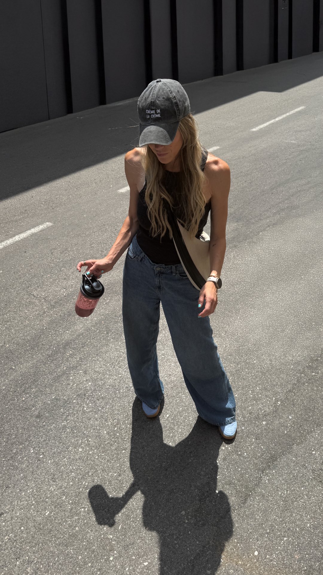 Instagram post by @crysdyaz for Nutribullet. Caption reads: Prepara este smoothie para mejorar tu bienestar....