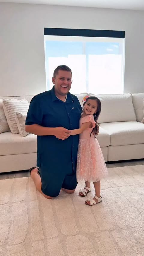 Instagram post by @arybindrup for Crownbloggers. Caption reads: 3 outfit ideas for a day with Dad 🤍✨....