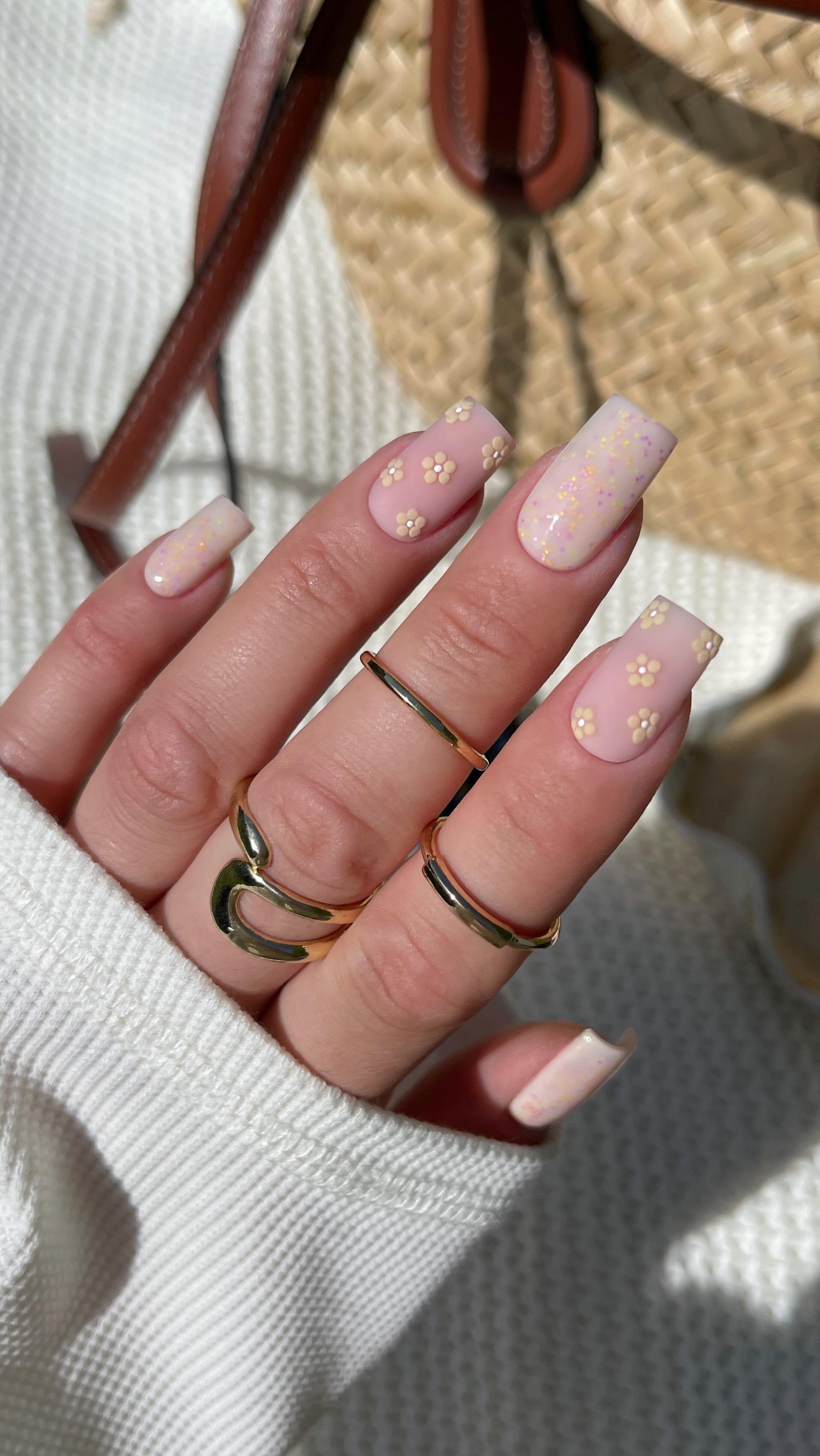 Instagram post by @amanda.sudolll for Semilac. Caption reads: 🌸✨☀️🌸✨☀️

@semilac : Cover Base ecru , 920 , 589....