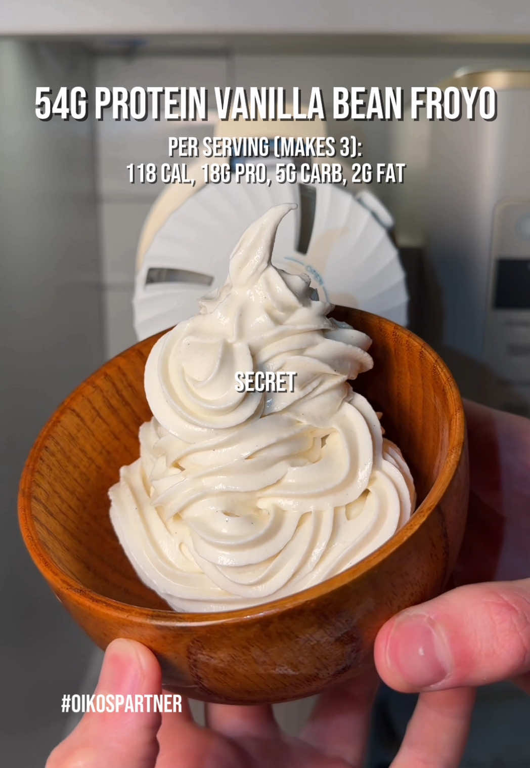TikTok post by @fitnessproductfinder for Oikos Venezuela. Caption reads: #OIKOSPartner ⬇️FULL RECIPE⬇️ 118 calories 18g....