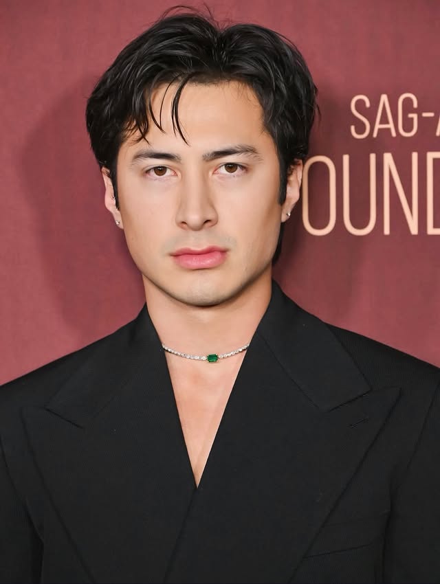 Instagram post by @by.aikaflores for Solawave. Caption reads: [...] 

Grooming #hairandskinbyAIKA 
skin:....