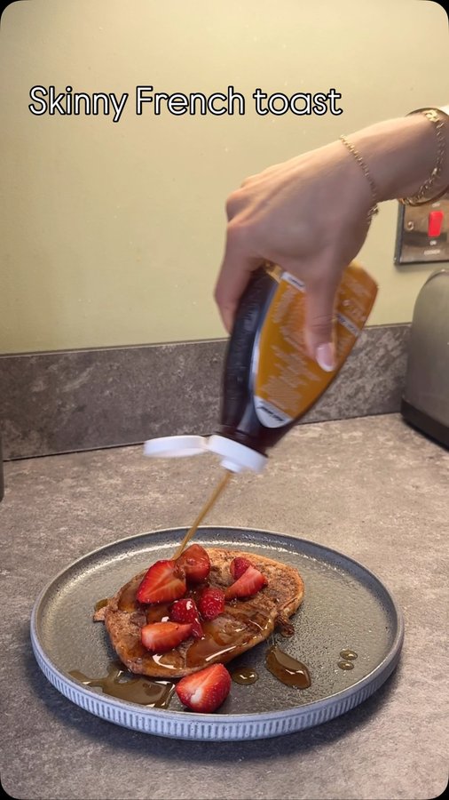 Instagram post by @kaylouisetaylor for The Skinny Food Co. Caption reads: 🥯 Skinny French Toast 🥯 
.
181 Cals, 16g....