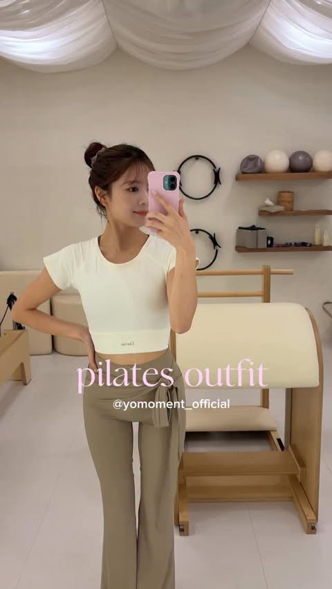 Instagram post by @kurumi_0628 for Yomoment. Caption reads: @yomoment_official でめちゃくちゃ盛れるレギンスをゲットしたよ🏃‍♀️✨....
