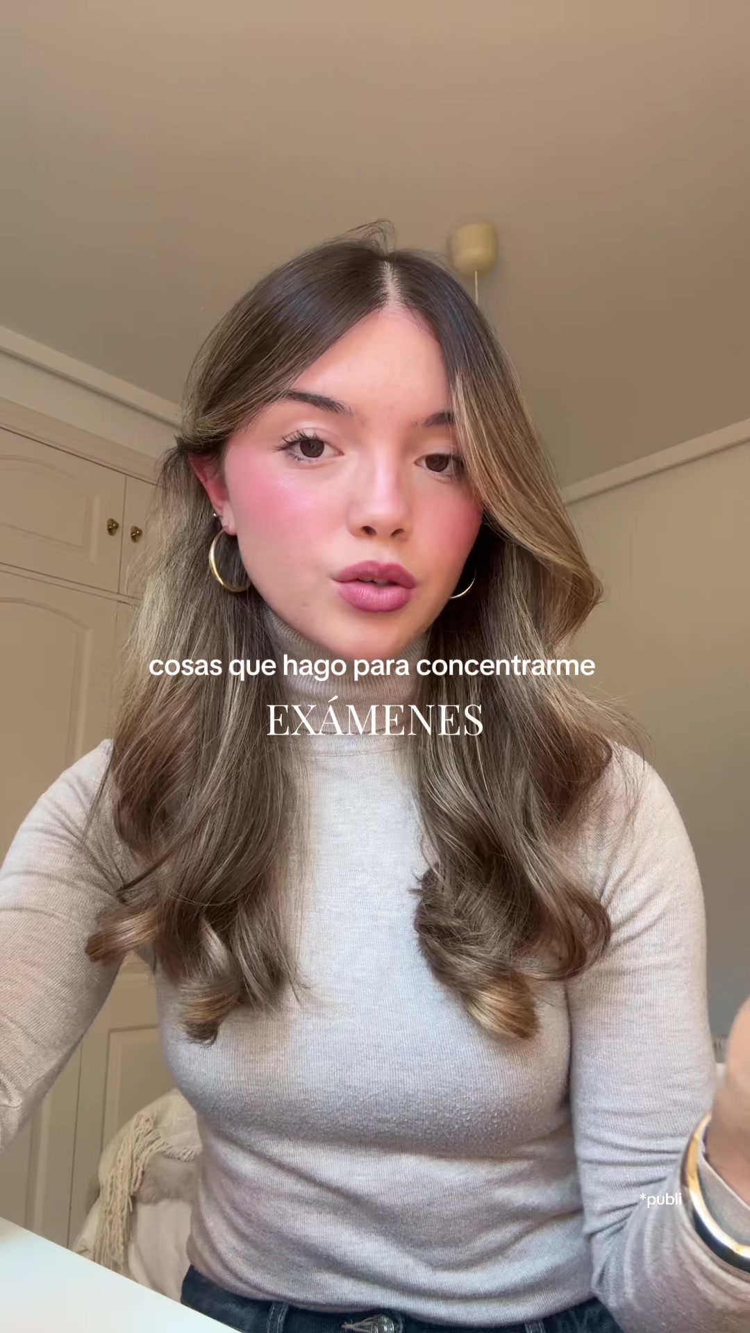 TikTok post by @larabonavoglia for KitKat. Caption reads: [...] <3 espero que os guste!! #foryou #kitkat....