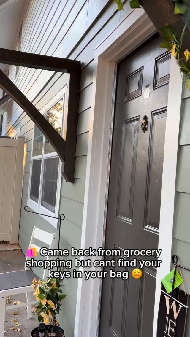 Instagram post by @sudeisinwonderland for Lockin. Caption reads: [...] to keys and hello to smart living
Lockin....