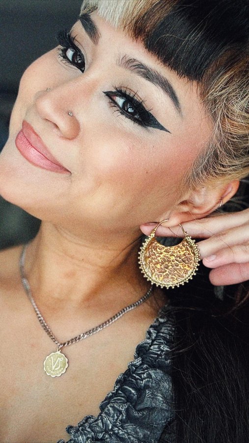 Instagram post by @_janndyy for Custom Plugs. Caption reads: [...] hammered brass earrings from @ukcustomplugs....