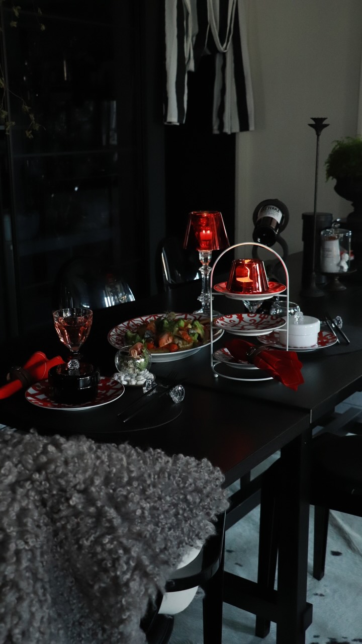 Instagram post by @noir4696style for VICTORIA Design. Caption reads: 夏の夕げは、香ばしいサーモンと彩り野菜のグリルを大皿に。
3段プレートスタンド（@victoriad....