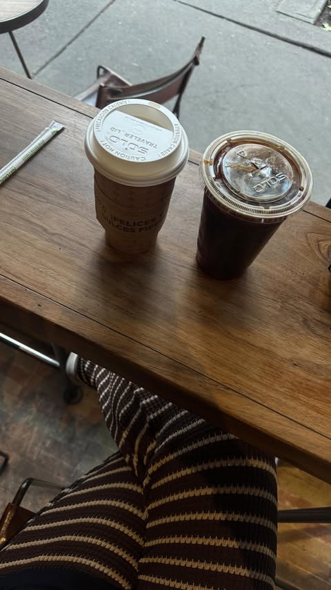 Instagram post by @isaantt for Aerie. Caption reads: [...] caliente es el mejor combo 🎅🏻❤️🎄....