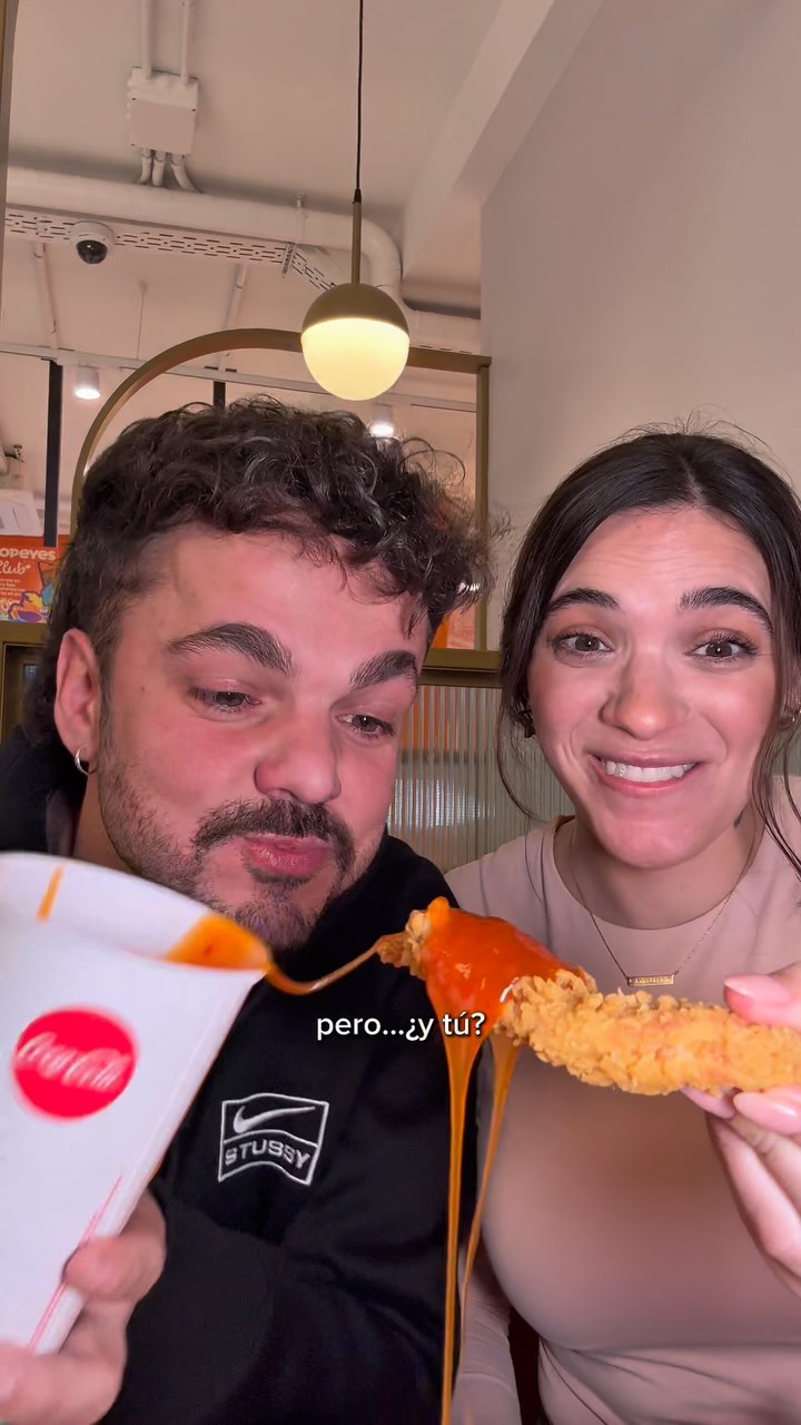 Instagram post by @vadeplanes for Popeyes. Caption reads: No podría ser en otro sitio que @popeyes_es....