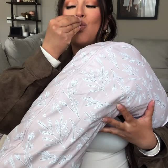 Instagram post by @arlynesanjines for Boppy Italia. Caption reads: I’m in my final stretch of pregnancy with baby #2....