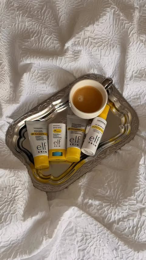 Instagram post by @cocomoniquee for CXS. Caption reads: Probando toda la nueva colección SPF de e.l.f ☀️✨....