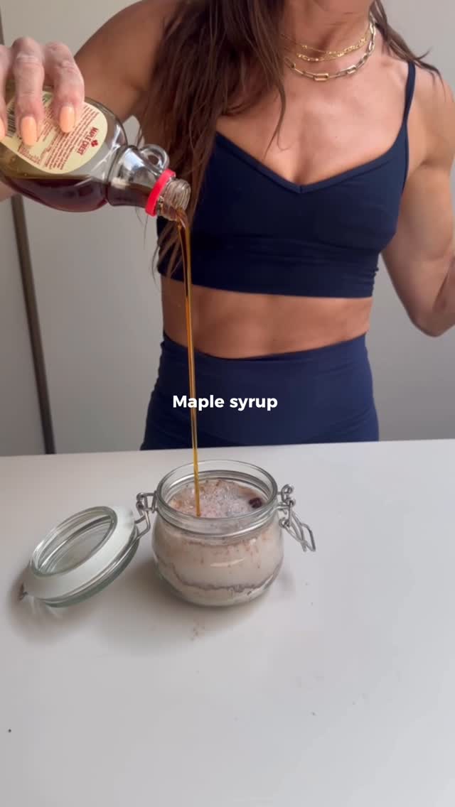 Instagram post by @skulptur.me for PhD Nutrition. Caption reads: ❌ Skipping breakfast = low energy, poor recovery,....