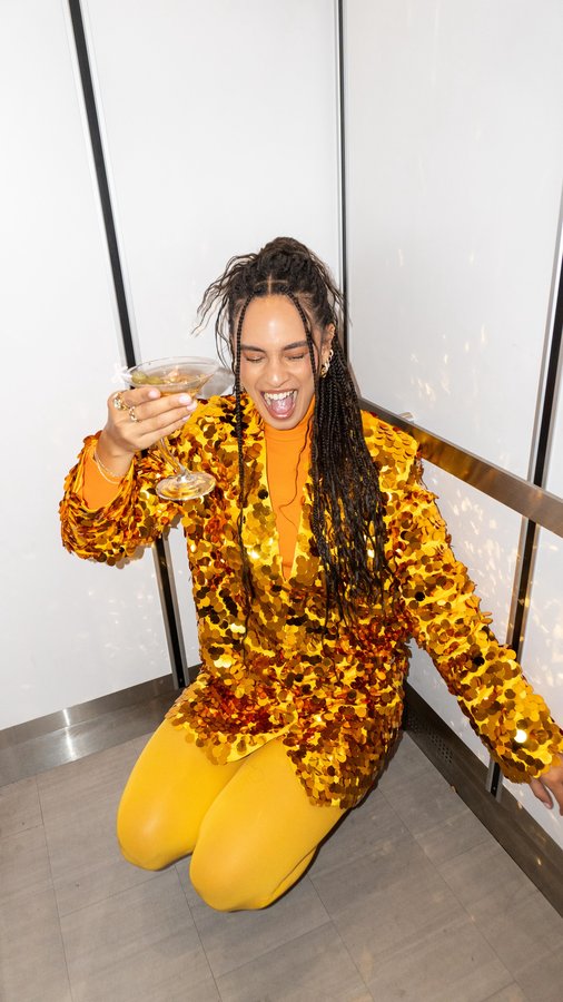 Instagram post by @chelseaasoflate for Fossil. Caption reads: Would you look at the time? It’s holiday season....