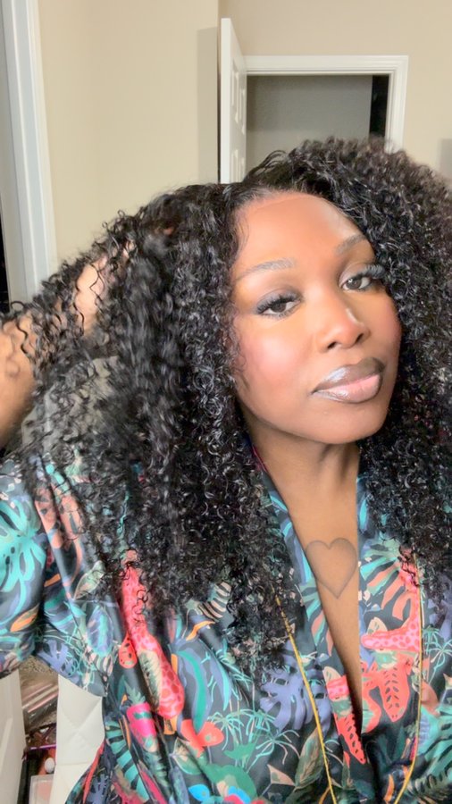 Instagram post by @daeatzwitbri for Ashimary Hair. Caption reads: [...] Kinky Curly 360 Glueless unit ftom....