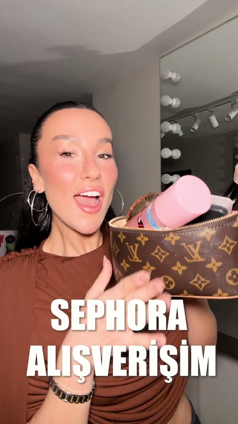 Instagram post by an influencer for Sephora Türkiye. Caption reads: 💄💄💄💄💸💸💸💸💸 Sephora 🖤 Me 🫱🏻‍🫲🏽 #reklam.