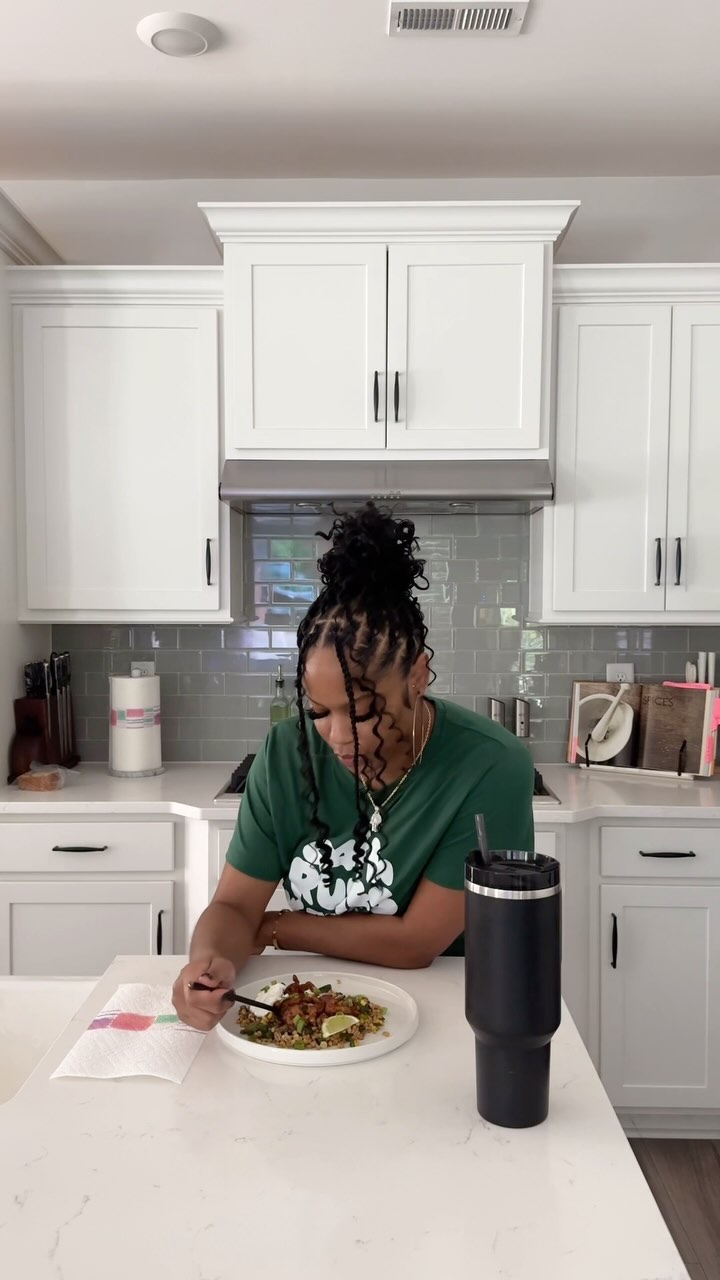 Instagram post by @lexiijohnson for Blue Apron. Caption reads: What I eat in a day featuring my fav, @blueapron.....