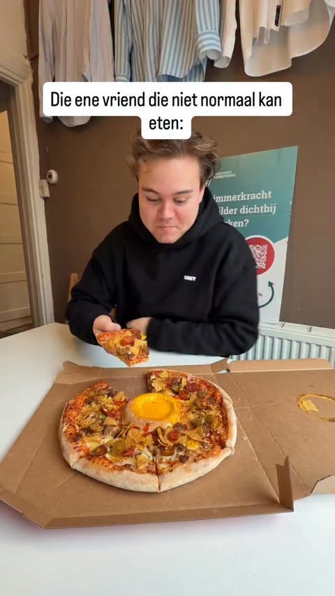 Instagram post by @s4mkroon for Domino's Pizza Nederland. Caption reads: #ad Besef, er zijn mensen die echt zo eten! 😭....