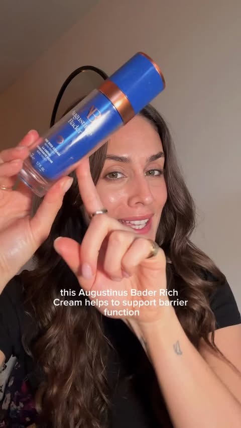 Instagram post by @sophieanneperry_ for Augustinus Bader. Caption reads: [...] and deliver results 🧴

The iconic....