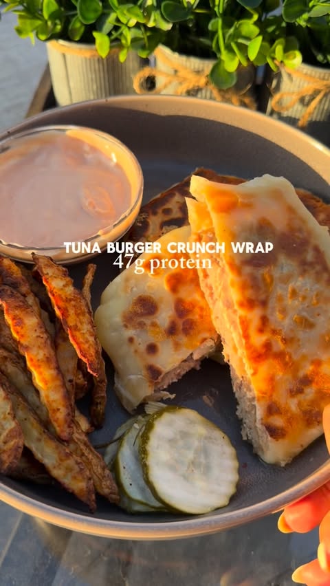 Instagram post by @mealprepsandmacros for Safe Catch. Caption reads: [...] comment “burger” for the recipe! These....