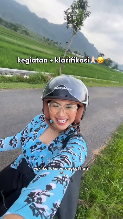 Instagram post by @azaleapute for XL Axiata (myXL). Caption reads: Kerjaanku emang mobile banget. Sering naik motor....