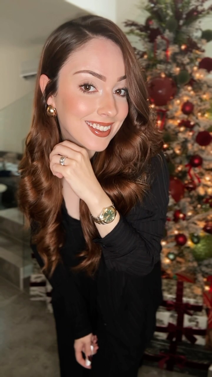 Instagram post by @monillaca for fossil. Caption reads: Look para estrenar mi reloj Scarlette de @fossil....