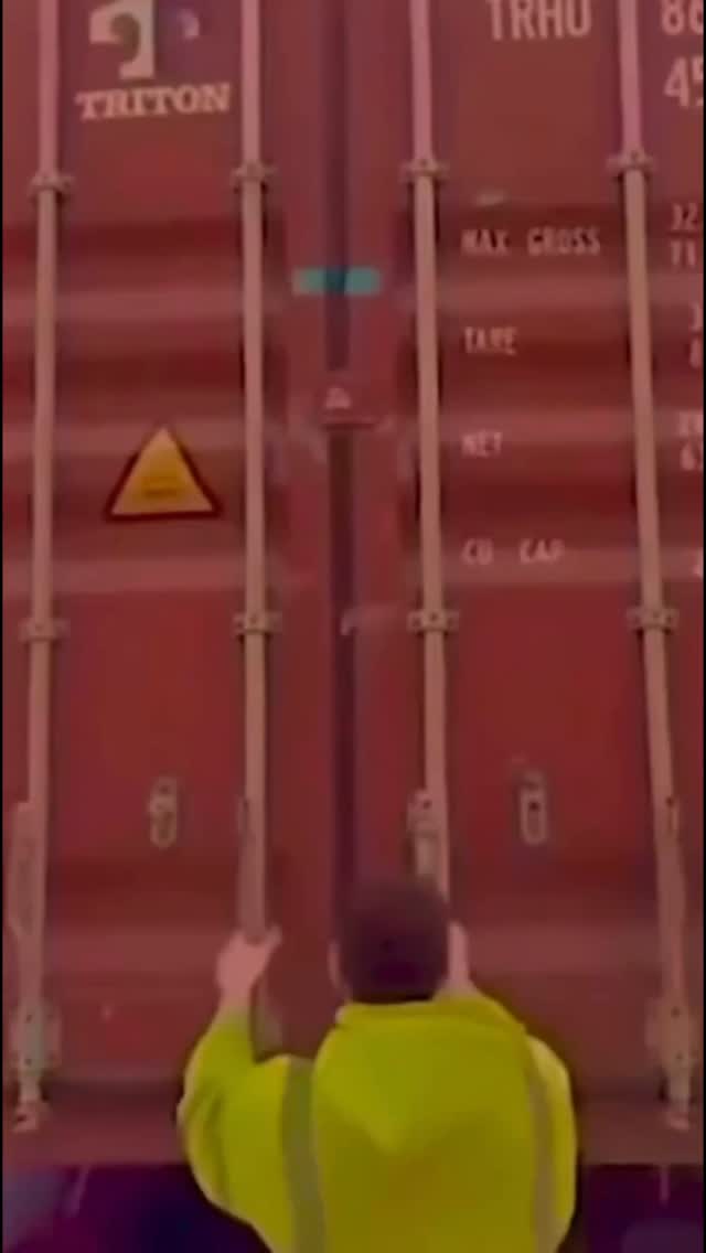 Instagram post by @clipfeedz for QUAY. Caption reads: I need to get some rn😂 @quayaustralia.